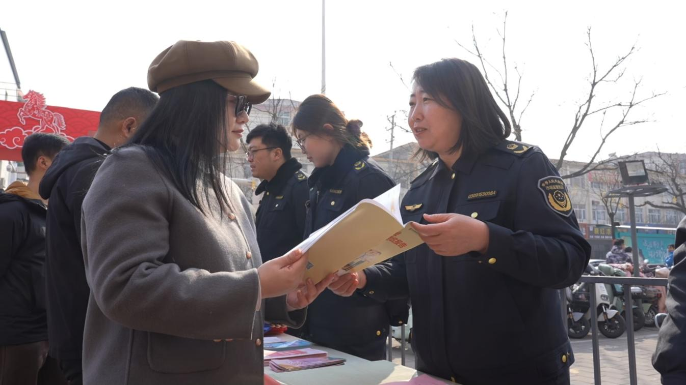 在“你点我检”活动中，新华区市场监督管理局工作人员现场收集群众关注的食品种类及检测需求。刘凤清摄