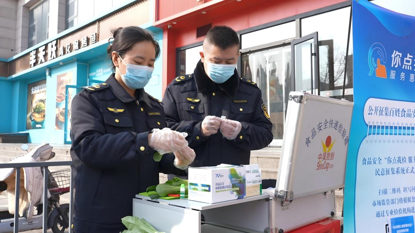 工作人员现场对食材进行公开快速检测。刘凤清摄
