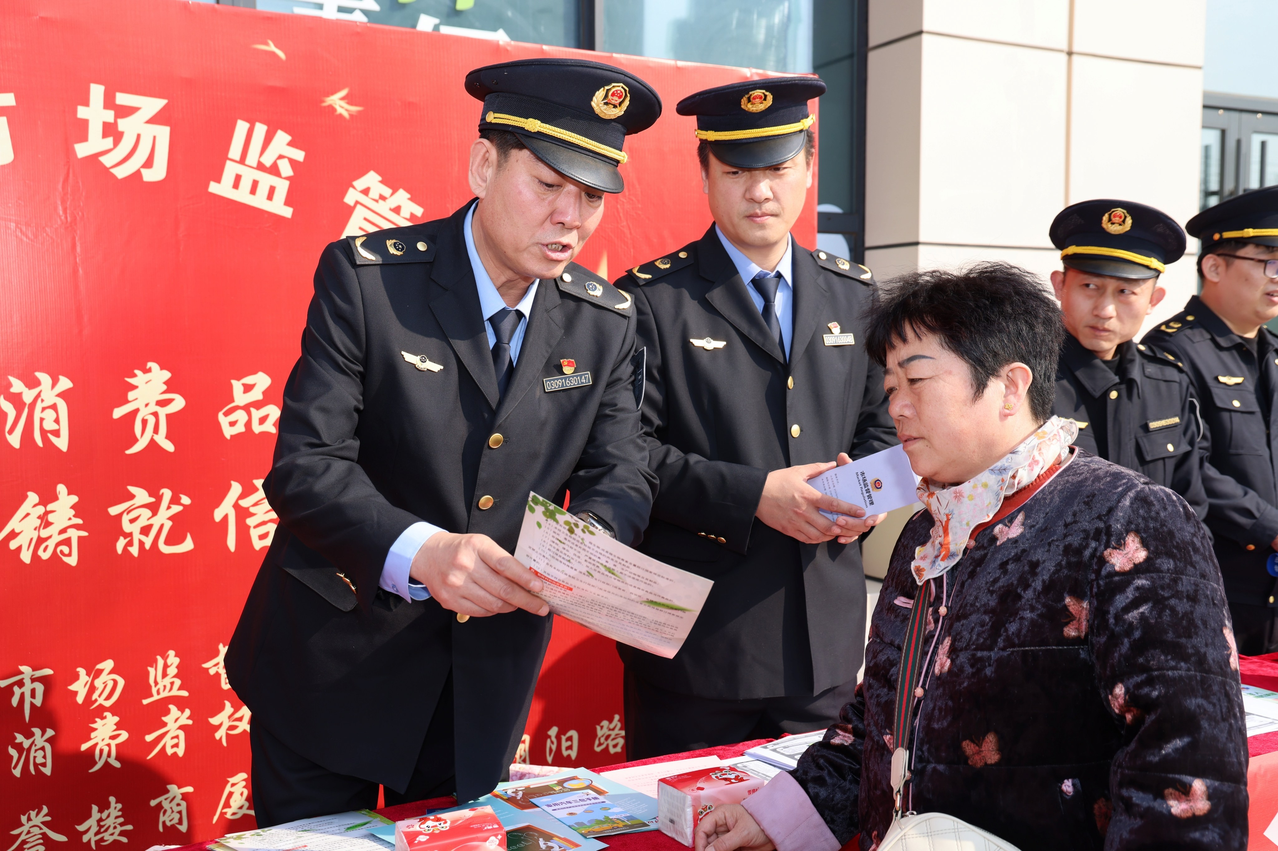 工作人员向市民普及辨假识假知识。杨洋摄