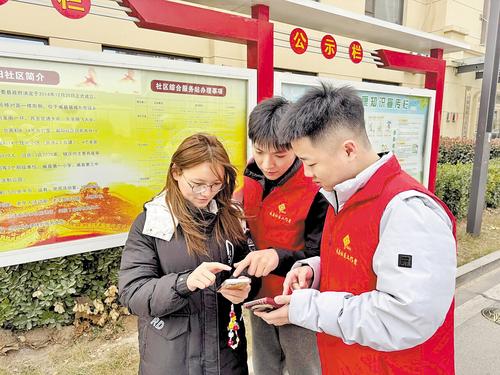 2月5日，威縣朝陽社區，社區網格員向居民宣傳“民情通辦”平台。本報記者 常方圓攝