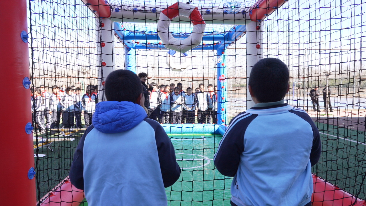 迁安市科协组织科普志愿者走进马兰社区完全小学，开展无人机足球、航模科普进校园活动。郭强摄