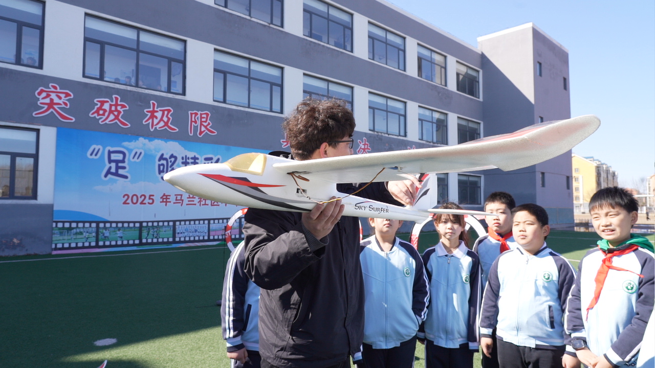 迁安市科协组织科普志愿者走进马兰社区完全小学，开展无人机足球、航模科普进校园活动。郭强摄
