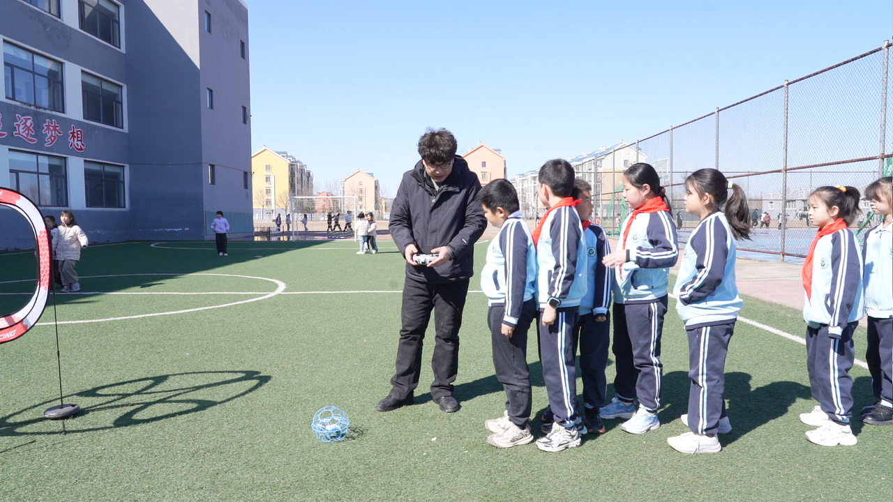 迁安市科协组织科普志愿者走进马兰社区完全小学，开展无人机足球、航模科普进校园活动。郭强摄