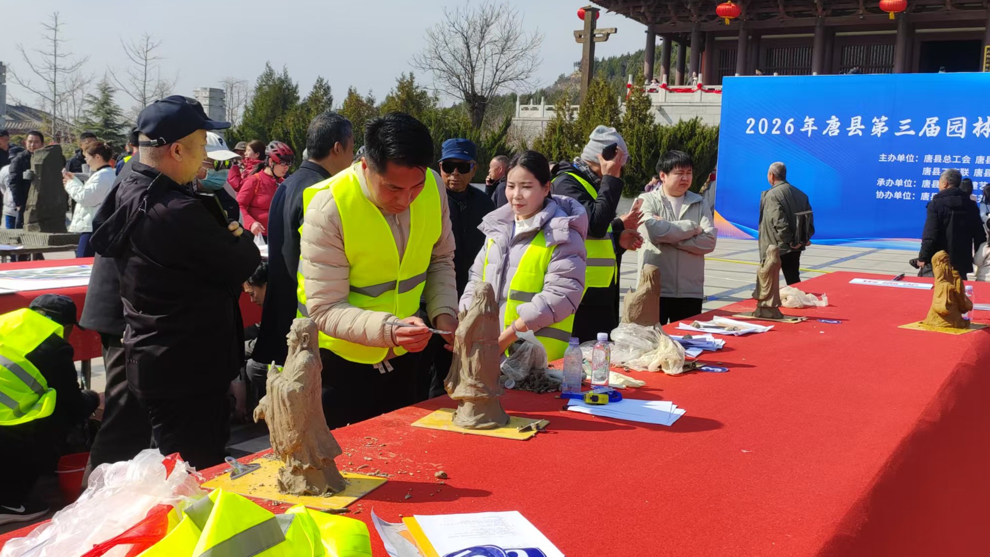 泥塑比赛现场。王建民摄
