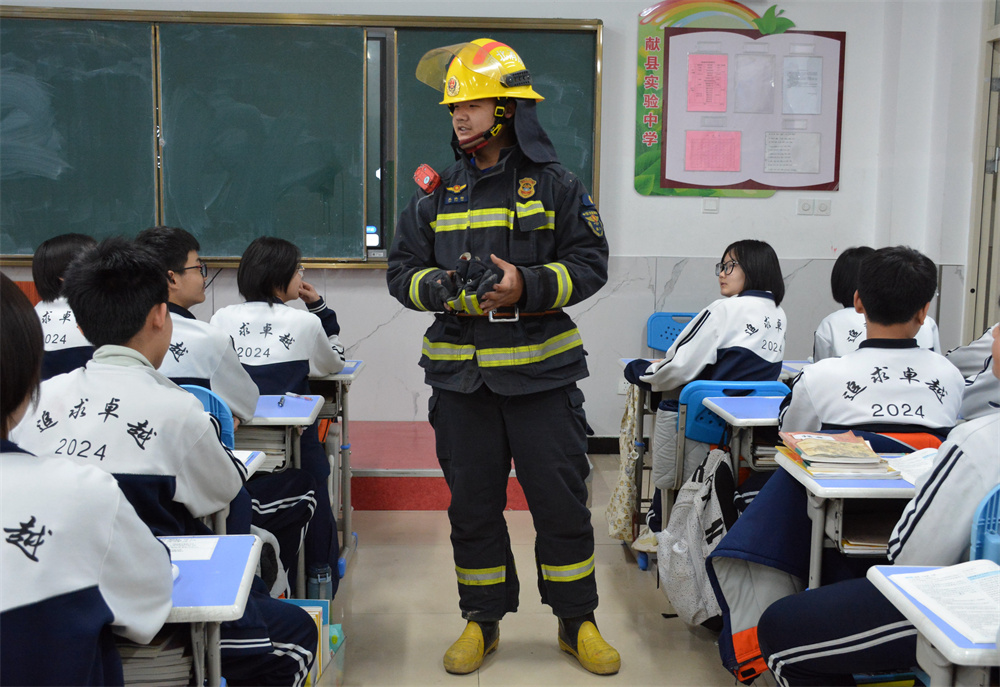 消防员认真讲解火场逃生技巧。胡宇婷摄
