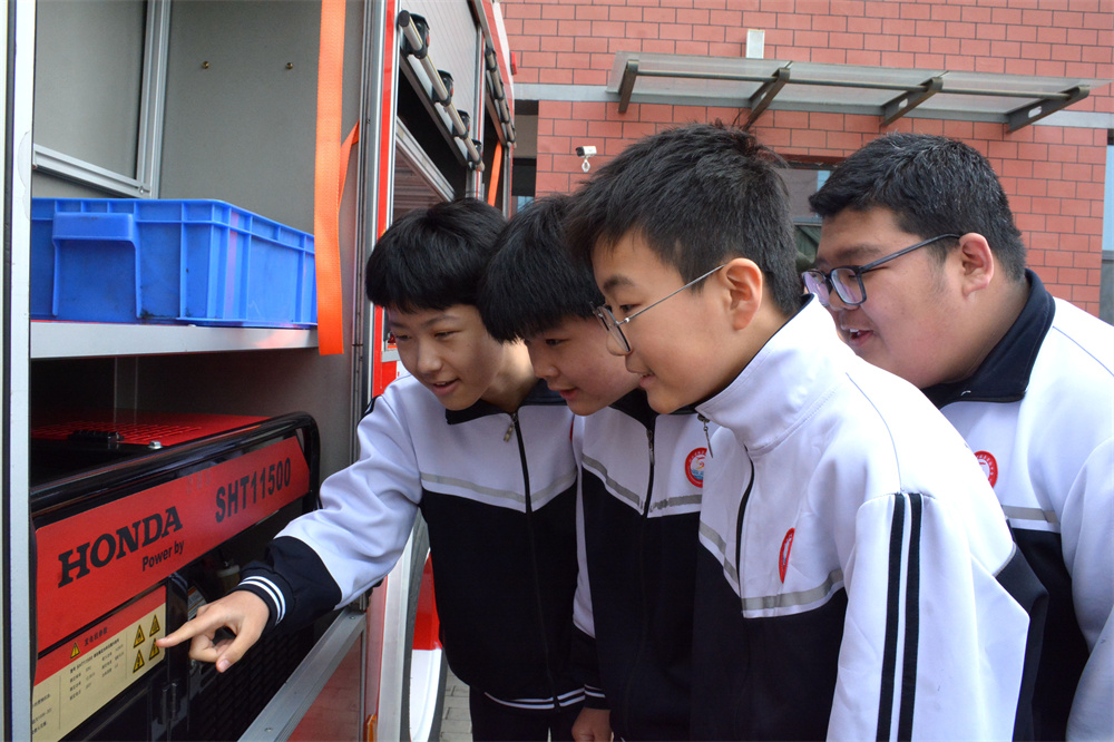 学生们正在近距离参观消防车。胡宇婷摄