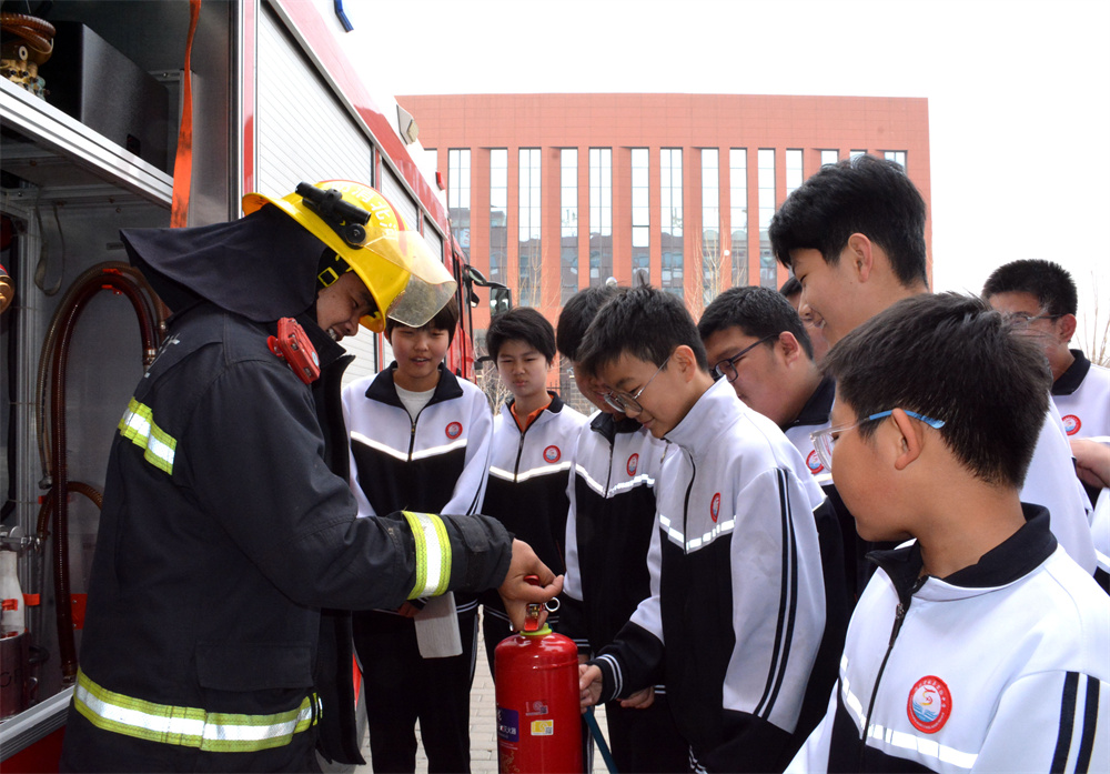 消防员为学生展示消防器具。胡宇婷摄