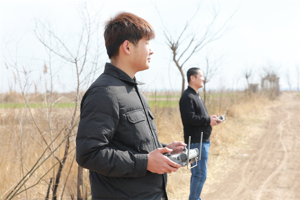 3月18日，农民在操控无人机进行春管。田博摄