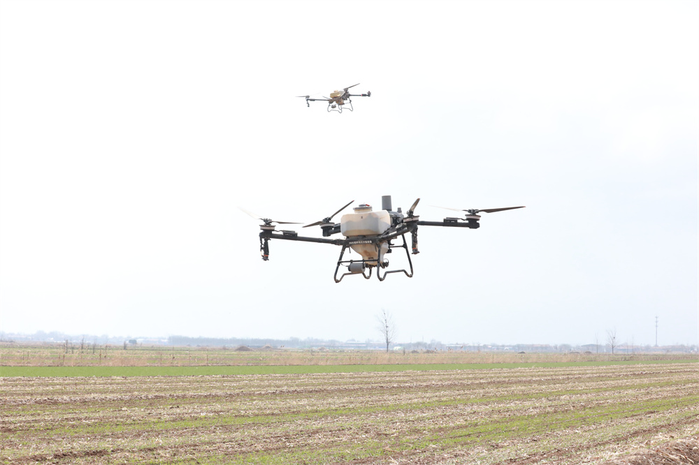 3月18日,农民在用无人机进行春管。田博摄