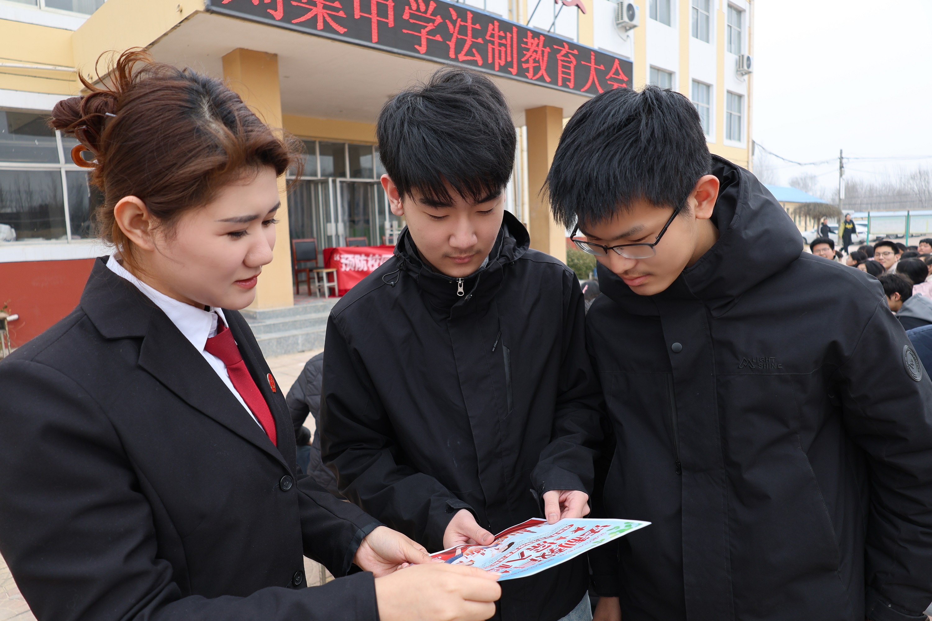 景县人民法院干警为学生讲解法律知识。周宜萍摄