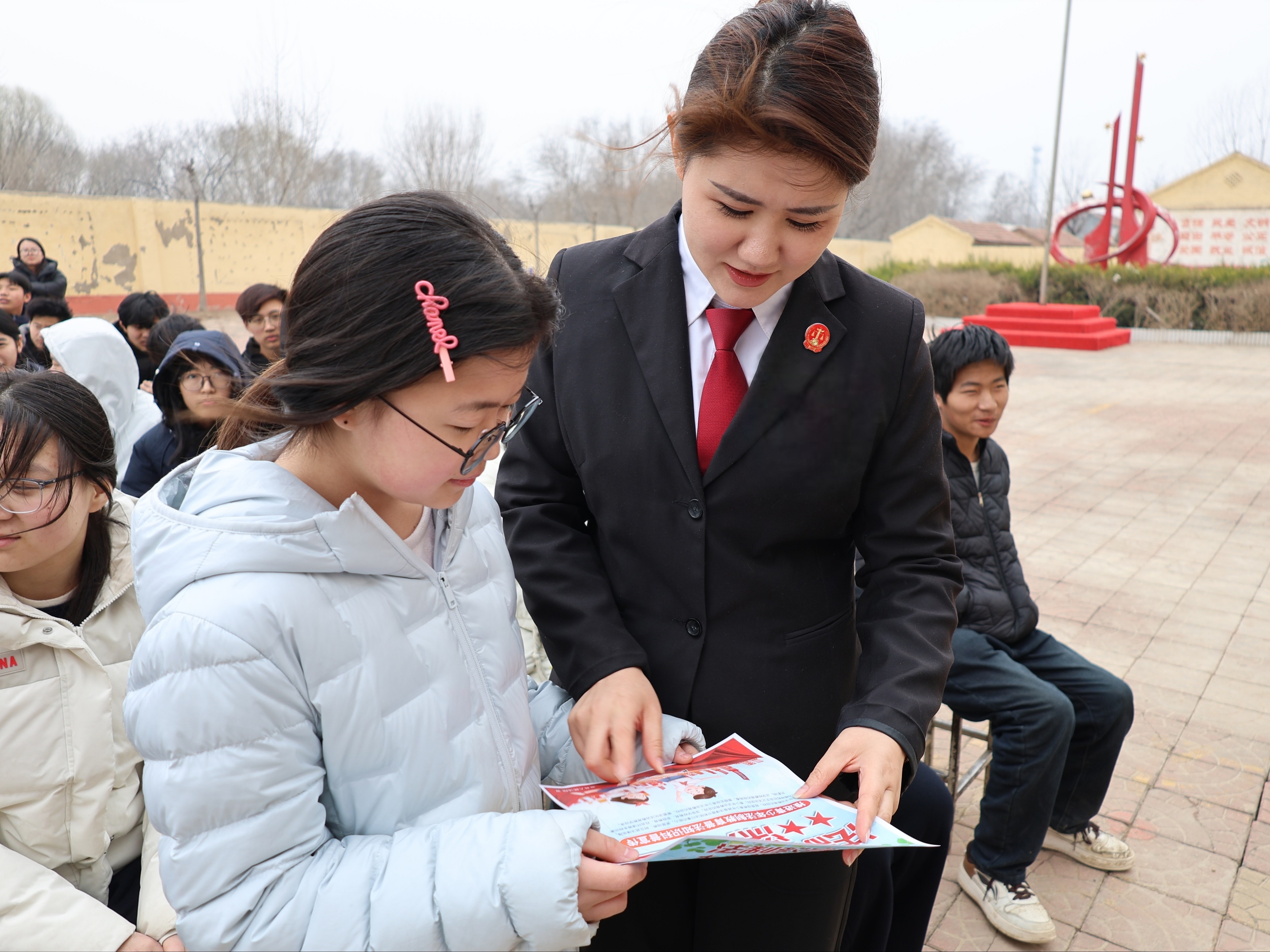 景县人民法院干警为学生讲解法律知识。周宜萍摄
