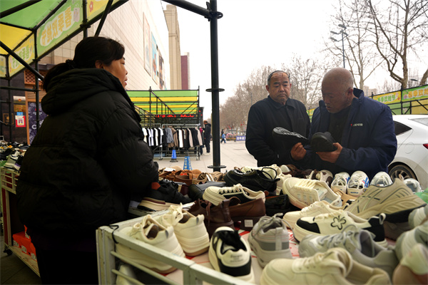 3月17日，市民在隆尧县天一广场“促消费“活动现场选购商品。王雪摄