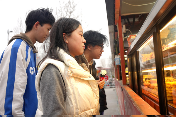 3月17日，市民在隆尧县天一广场“促消费“活动现场选购小吃。王雪摄