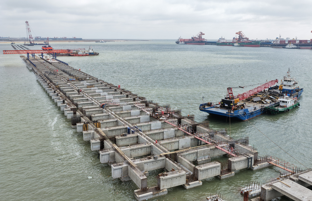 3月18日，施工机械在黄骅港五期工程码头工地建设作业。傅新春摄