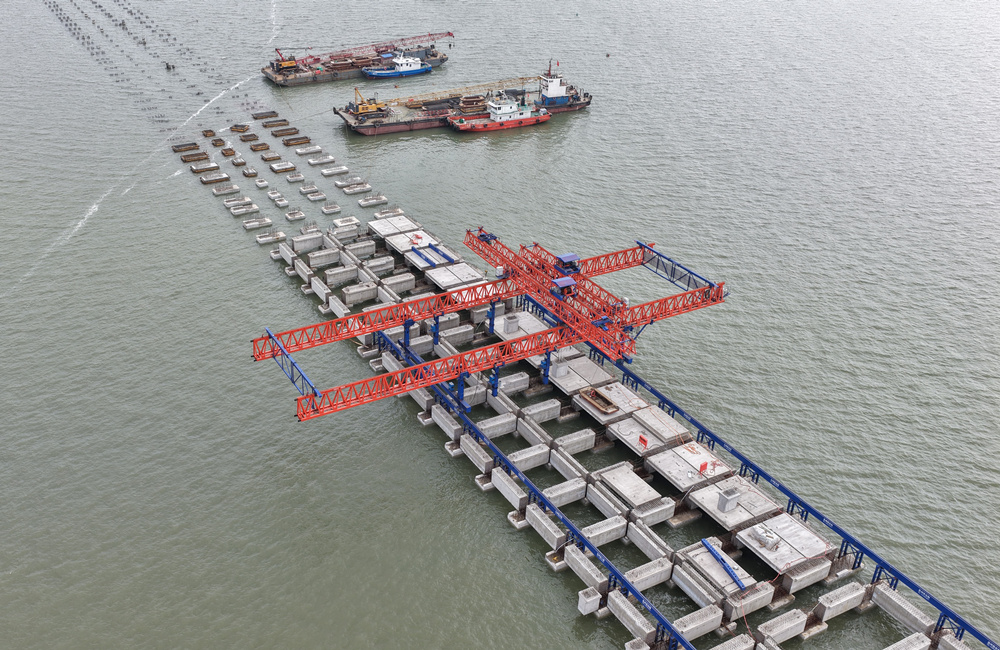 3月18日,黄骅港五期工程码头施工在有序进行。傅新春摄