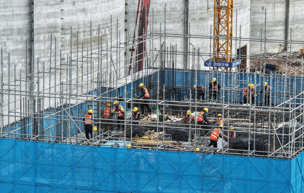 3月18日,工人在黄骅港五期工程筒仓工地施工。傅新春摄