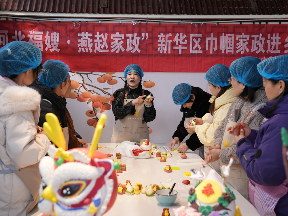 老师讲解面花制作技艺。刘一明摄