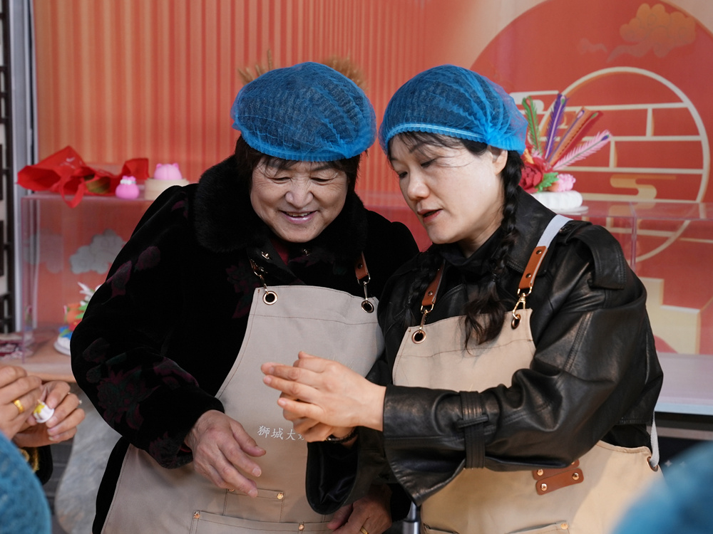 老师现场教授面花揉、捏技巧。刘一明摄