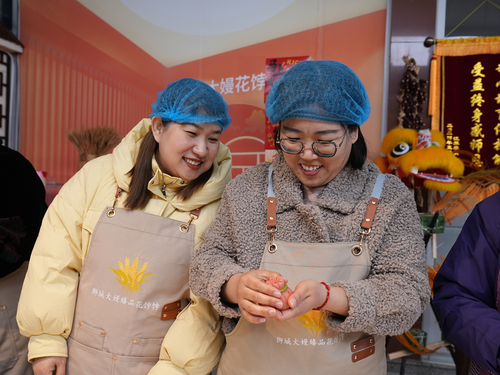 大家相互交流面花制作技巧。刘一明摄