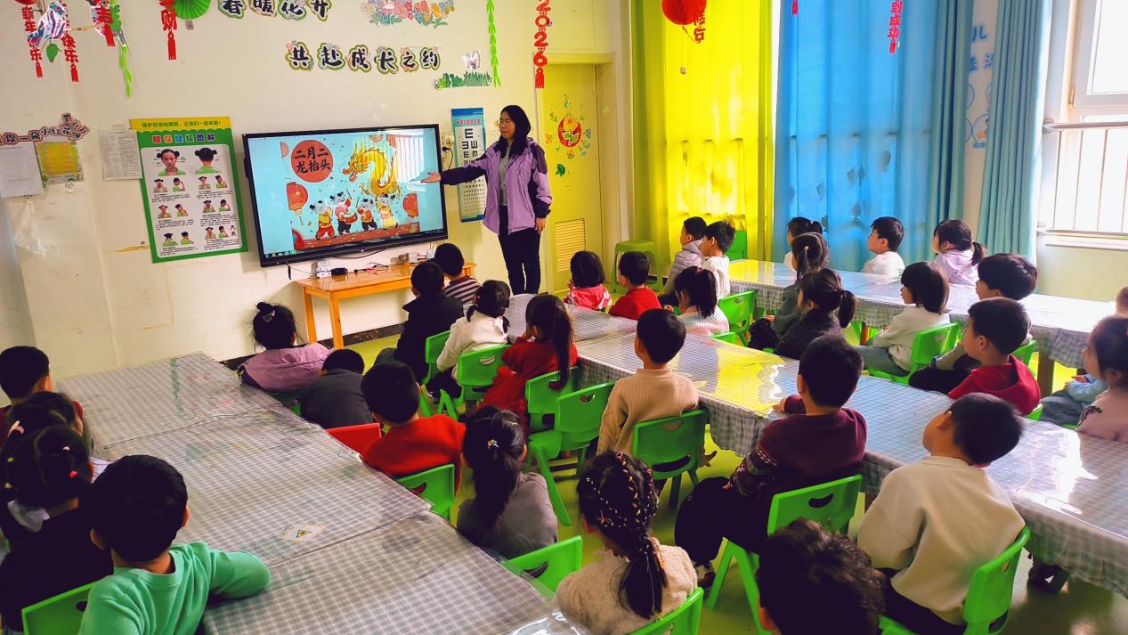 老师讲解“龙抬头”传统节日的来历。马荣丽摄