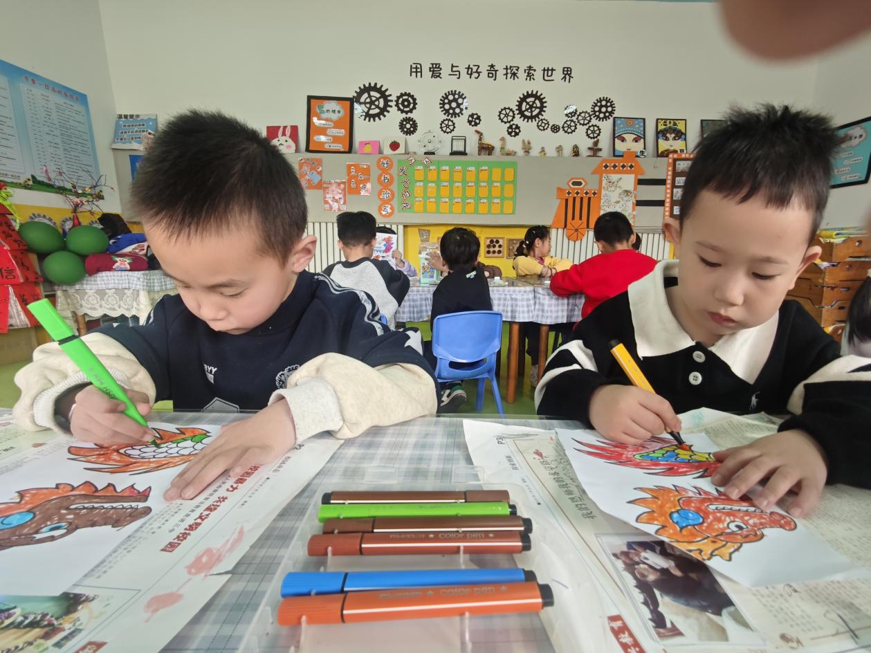 小朋友制做祥龙手工作品。马荣丽摄