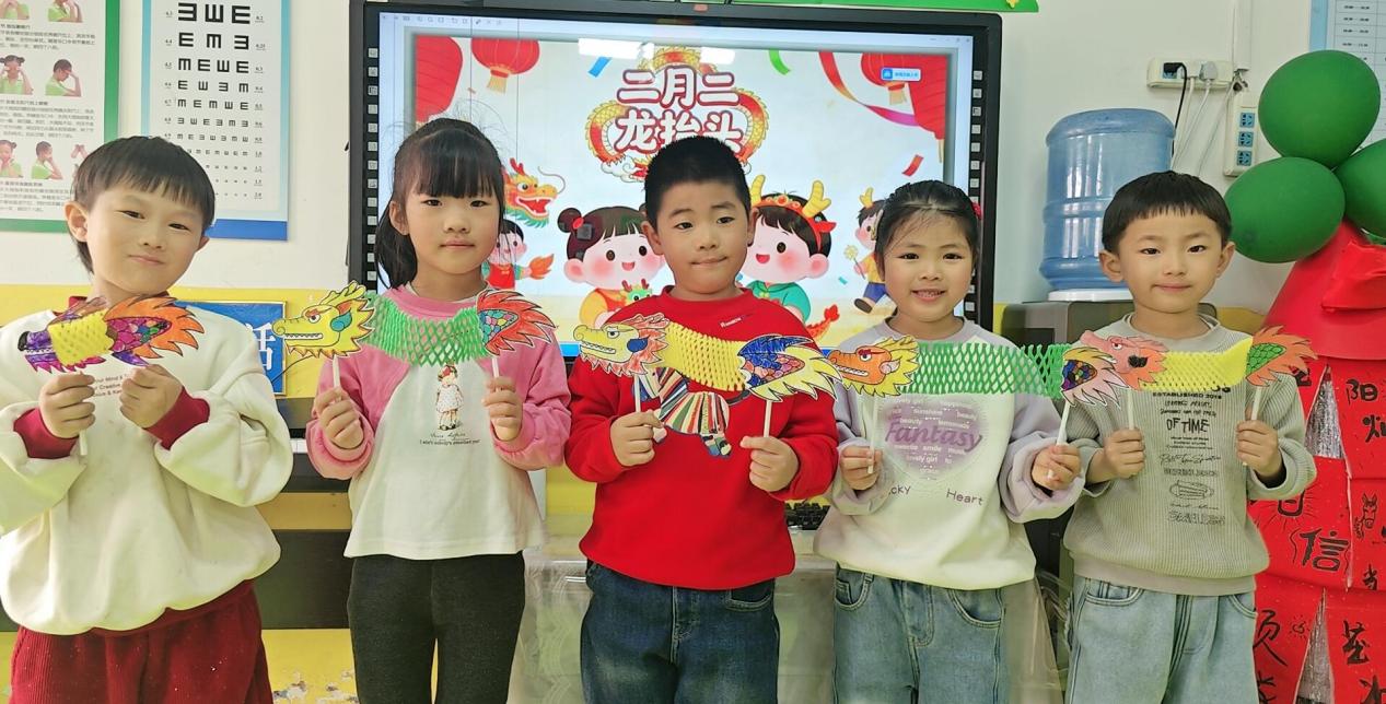 小朋友展示纸龙作品。马荣丽摄