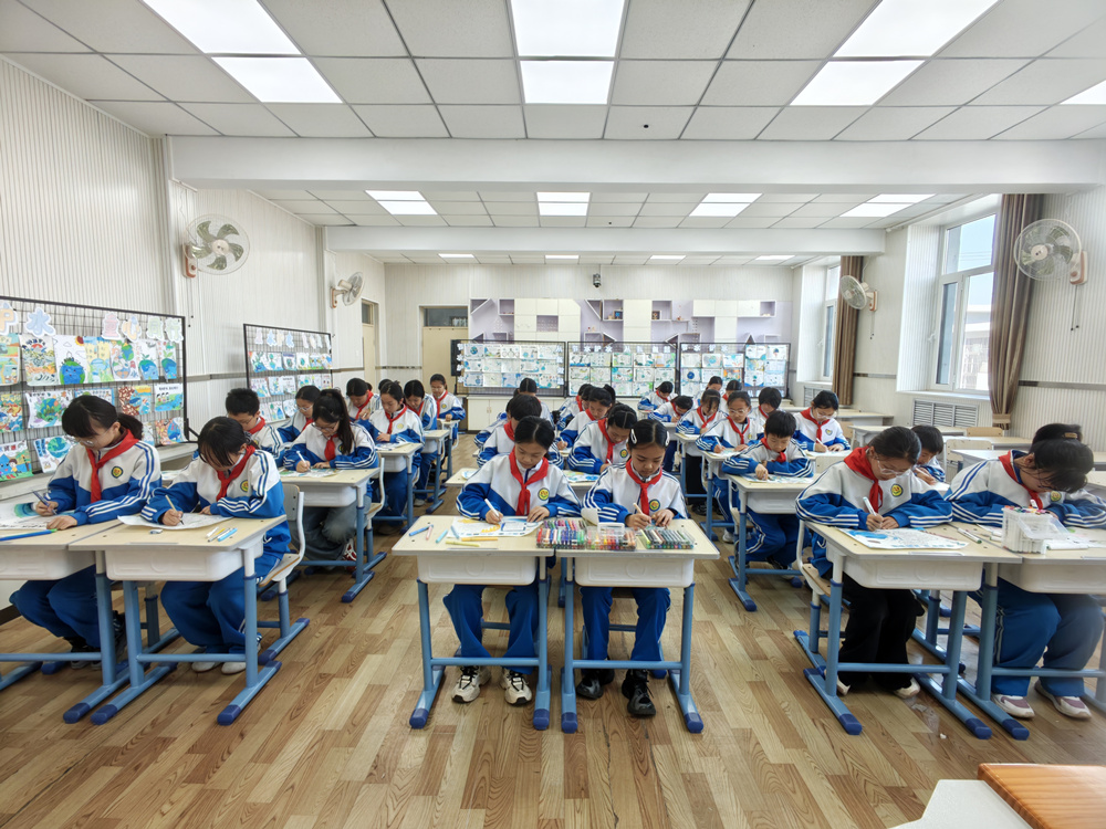 黄各庄中心小学学生正在制作节水主题手抄报。毕帅摄