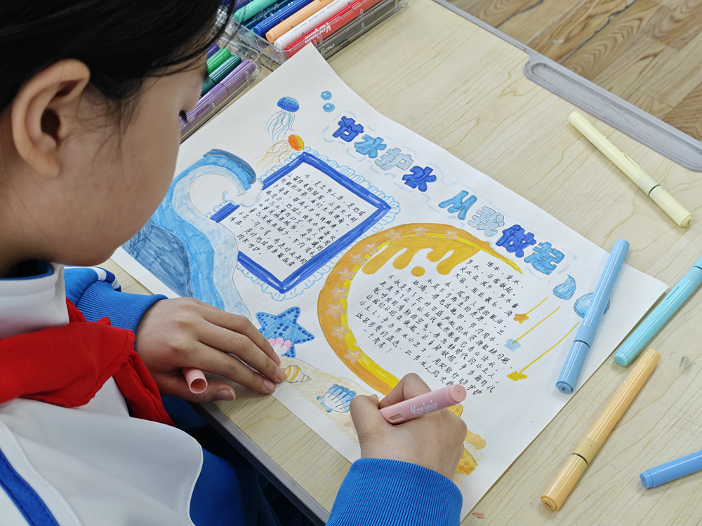 黄各庄中心小学学生正在制作节水主题手抄报。毕帅摄