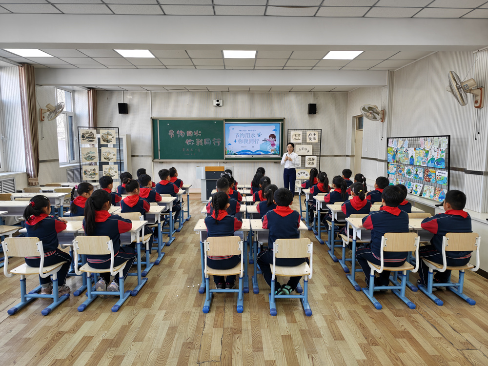 黄各庄中心小学师生正在开展节水主题班会。毕帅摄