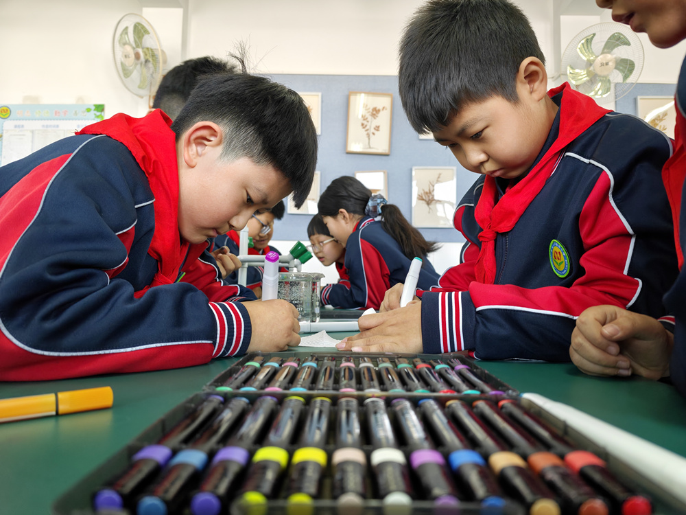 黄各庄中心小学学生们正在进行趣味科学小实验。毕帅摄