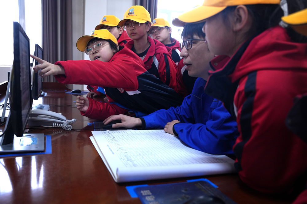 3月18日，河北省隆尧县银龙水务有限公司西河水厂，技术人员向学生讲解智慧水务管理系统。张冬茹摄