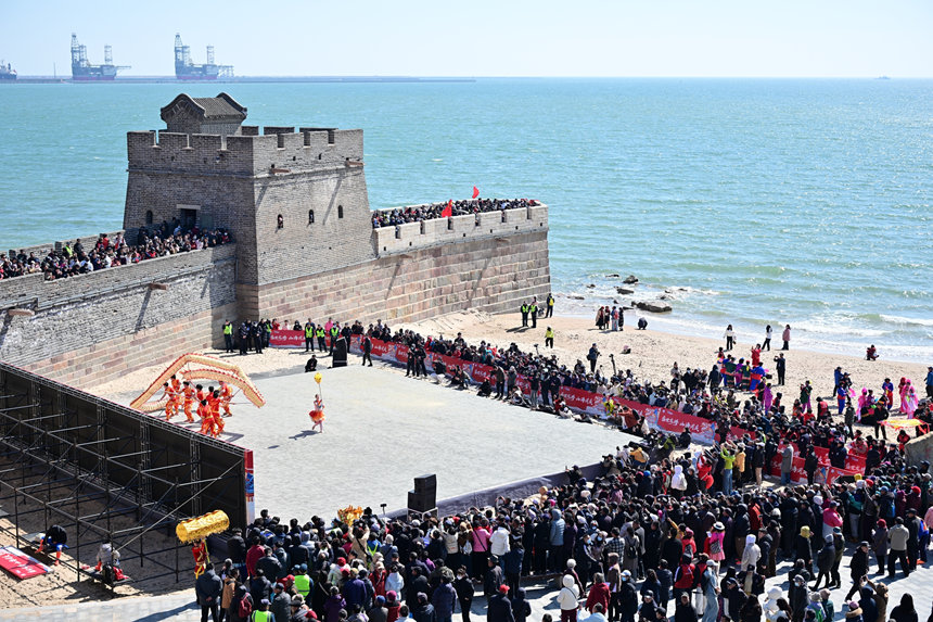 3月20日,2026“二月二·老龙头”全国舞龙嘉年华在河北秦皇岛山海关老龙头景区启幕。河北省文化和旅游厅供图