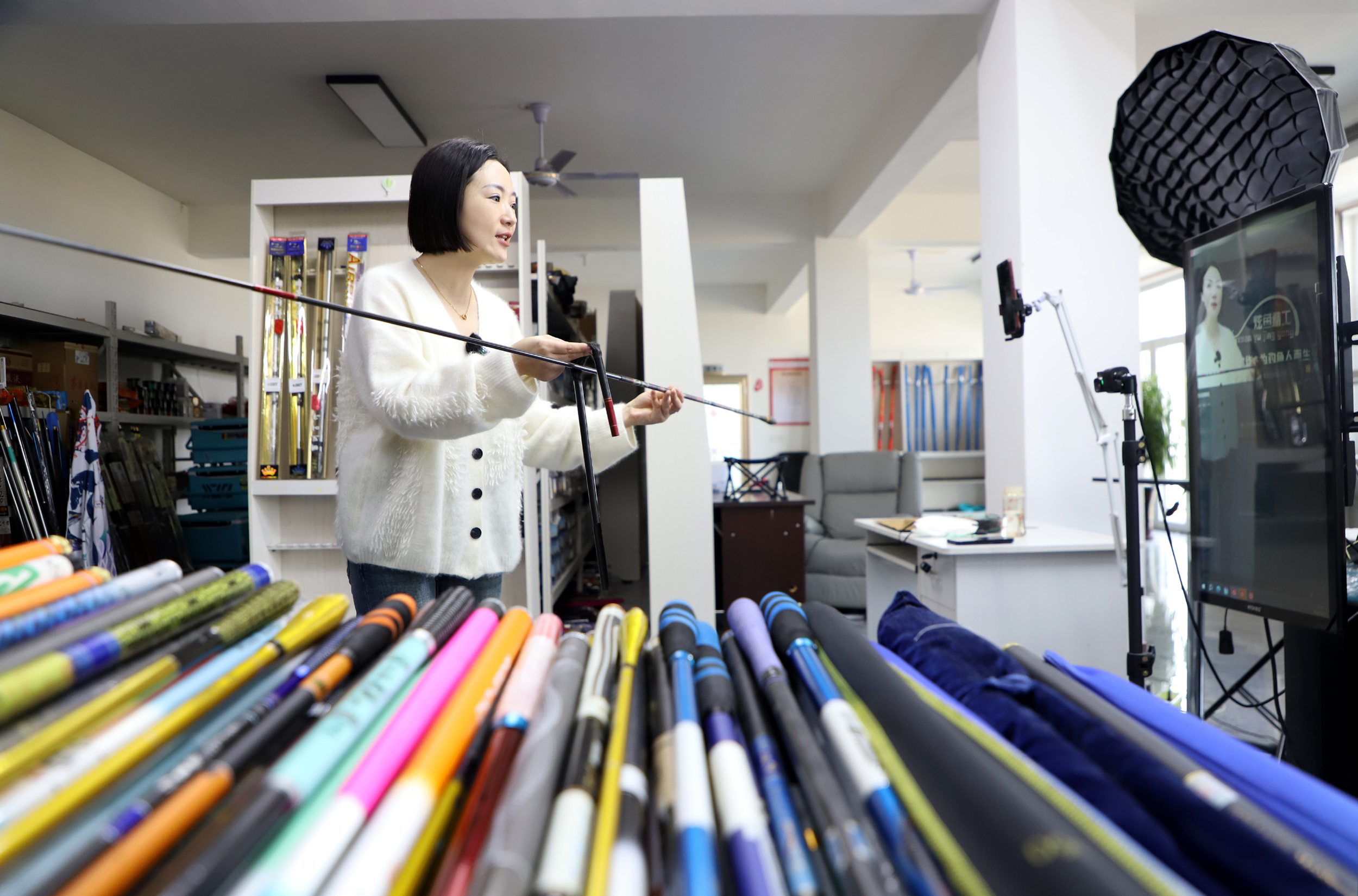 近日，在河北省沧州市肃宁县西乾泊村，村民郭小随正在进行直播。魏志广摄