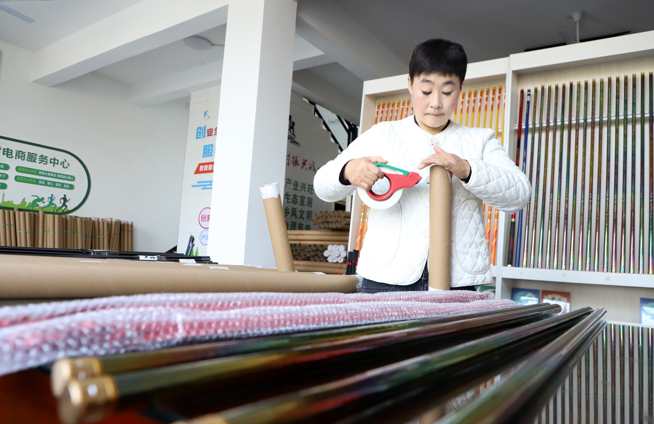 村民正在对网络销售的鱼竿进行打包。魏志广摄