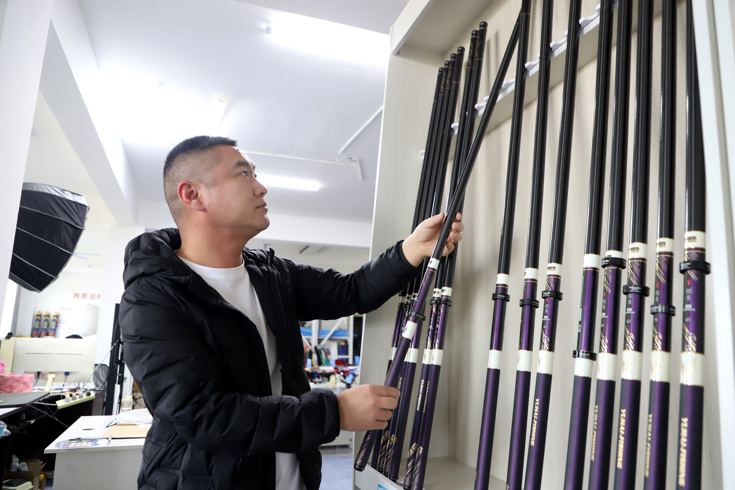 村民正在打理直播间内的鱼竿。魏志广摄