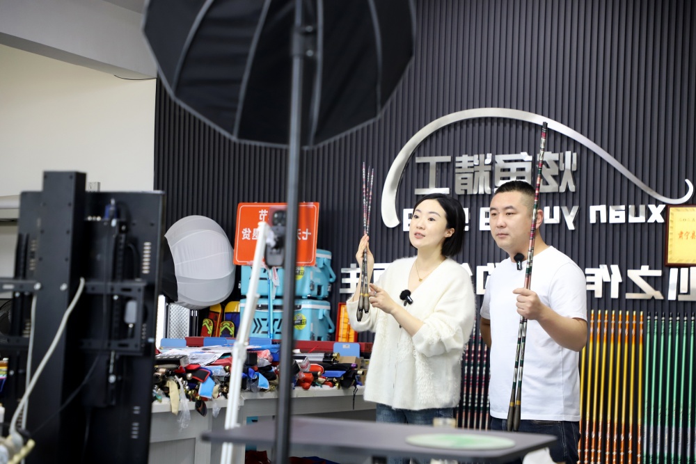 村民正在直播间内忙碌。魏志广摄