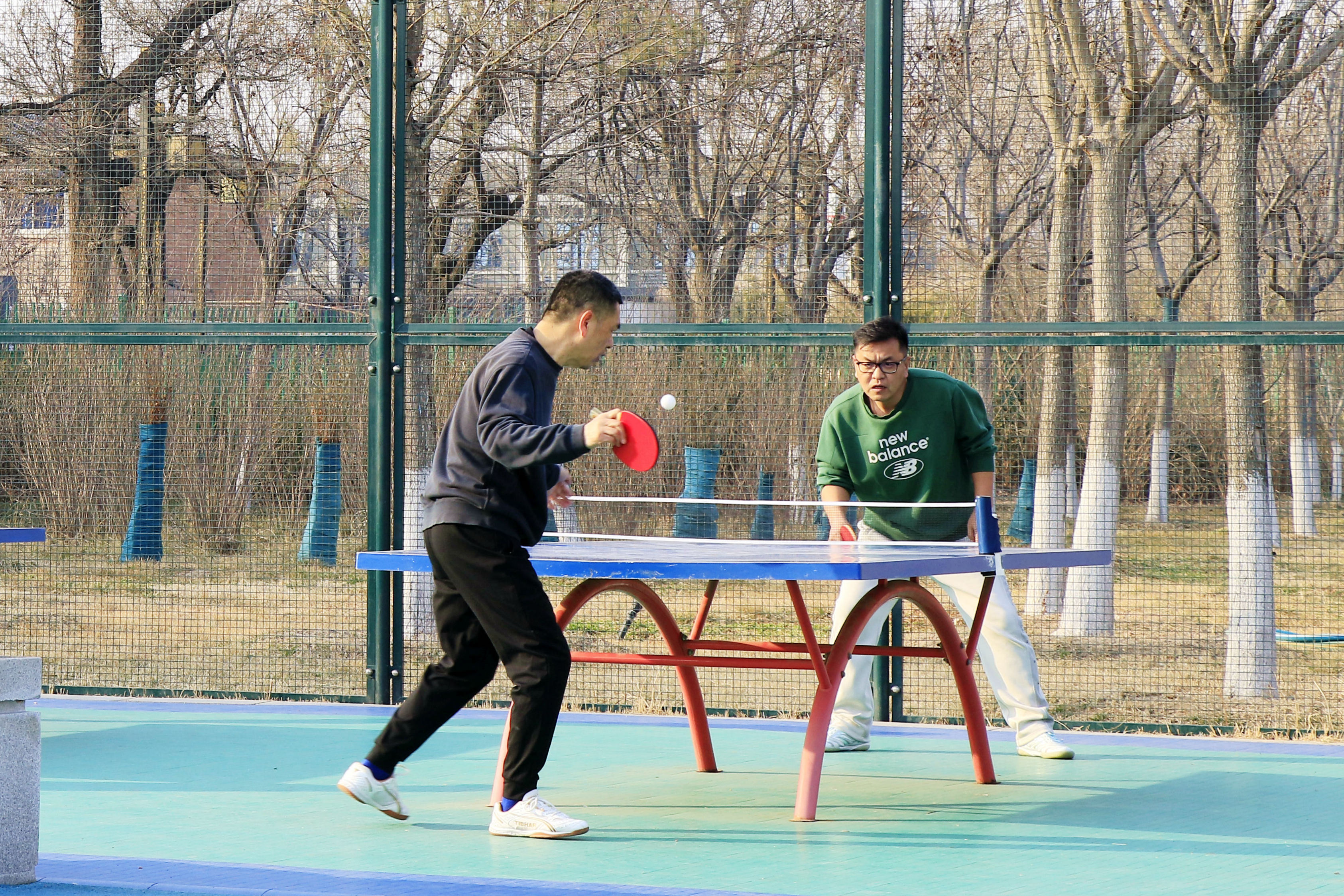 乒乓球场内,市民挥拍较量。王杰摄