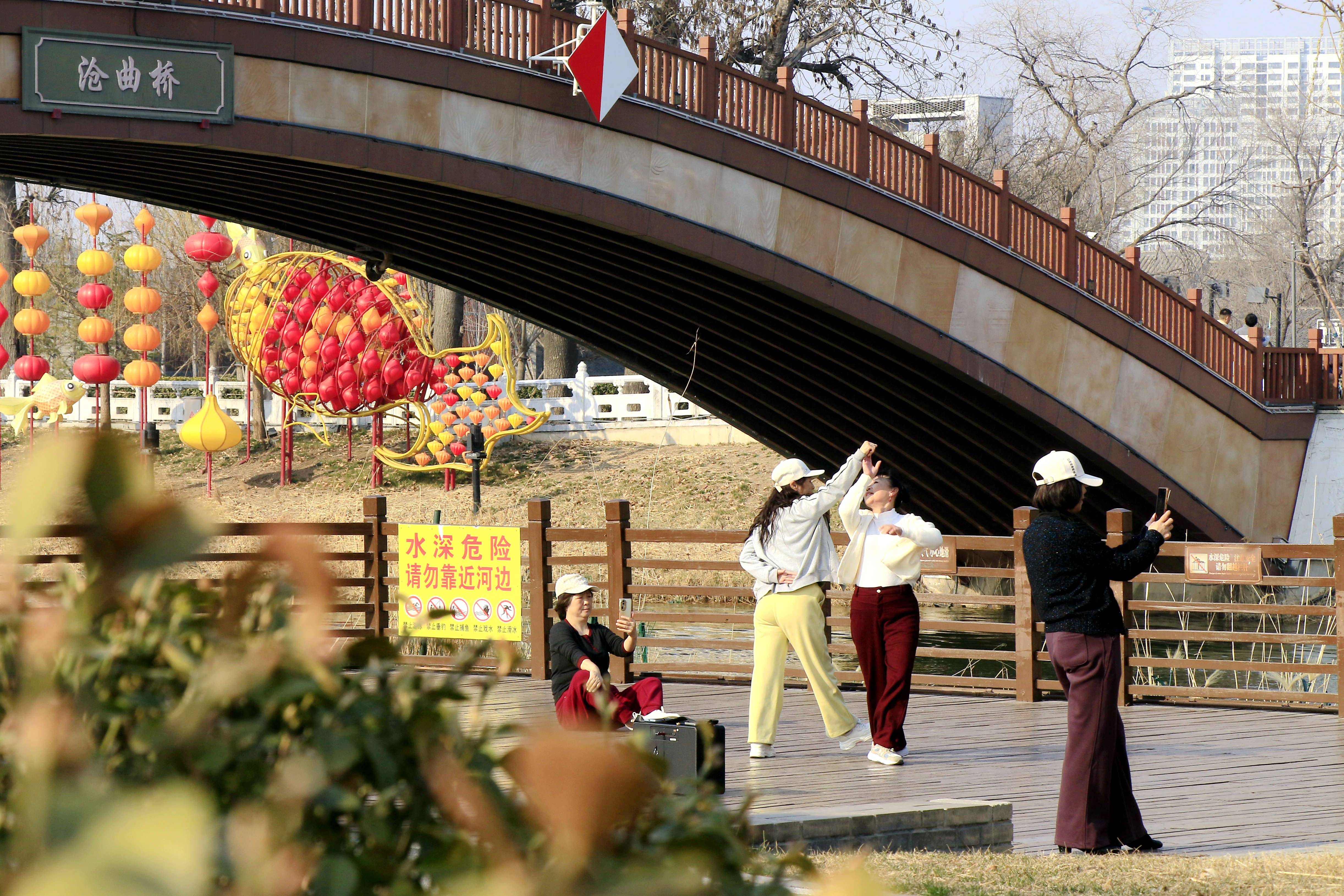 市民在沧曲桥下练习舞蹈。 王杰摄