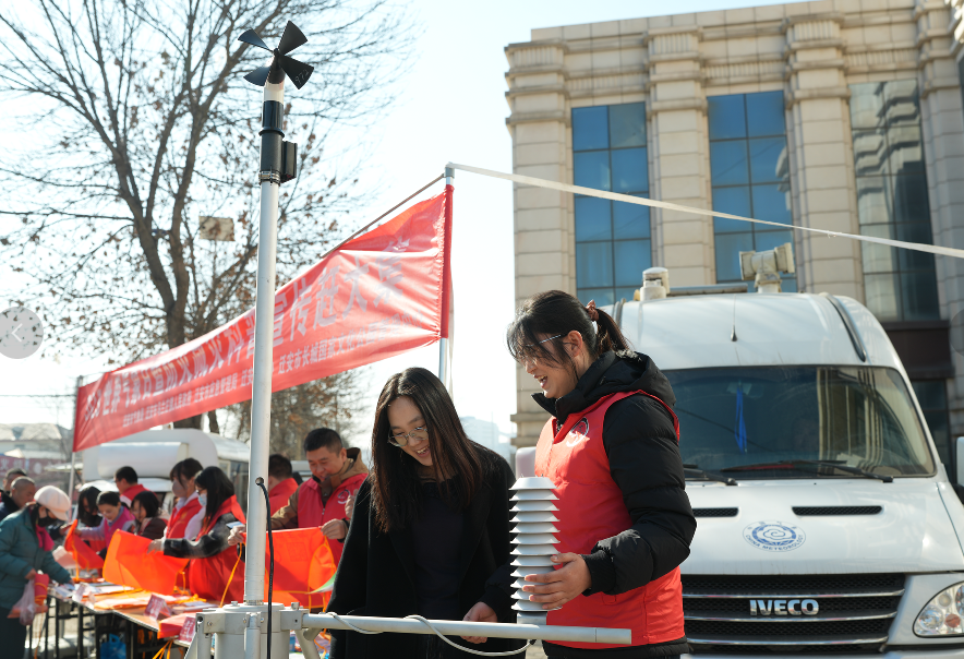 科普志愿者正在给群众讲解气象测量仪器使用方法。张泽慧摄