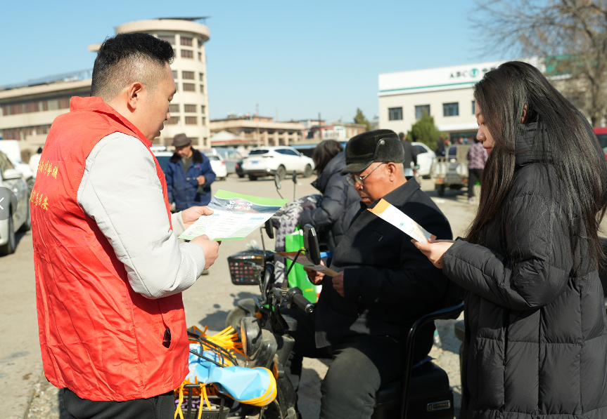 科普志愿者正在给群众讲解气象灾害知识。张泽慧摄
