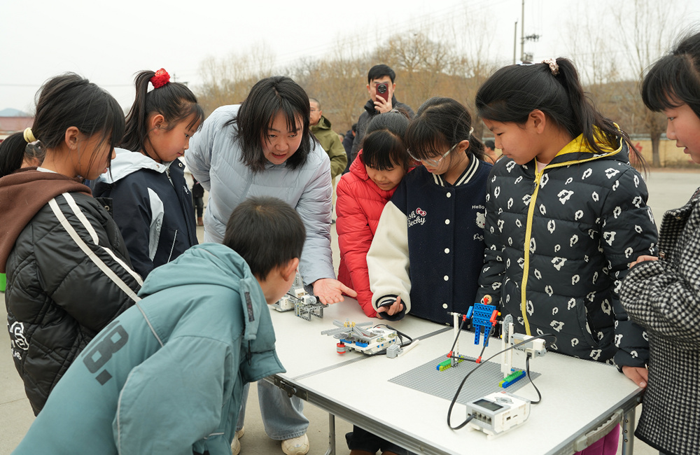 科普志愿者正在带领孩子们体验机器人编程测试反应力。张泽慧摄