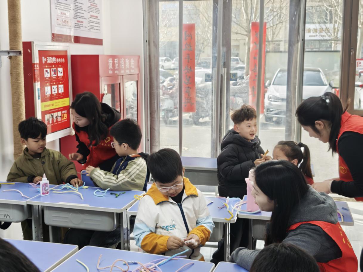 志願者在“周末愛心托管班”教孩子手工制作。馬心怡攝