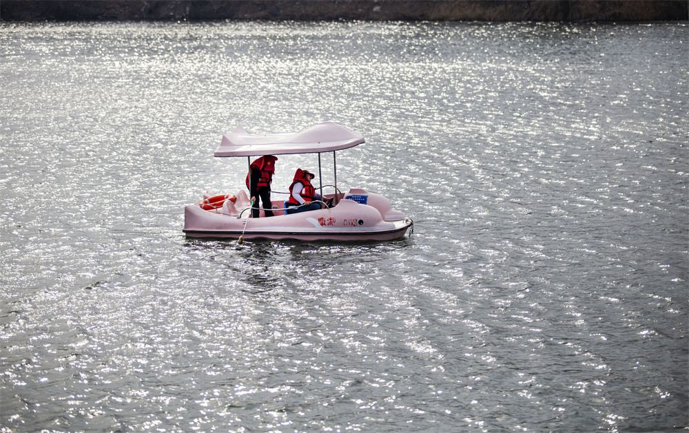 3月19日，河北省邯郸市复兴区康庄乡康湖风景区，当地组织巡河员和志愿者在水库开展垃圾清理及漂浮物打捞工作。聂长青摄