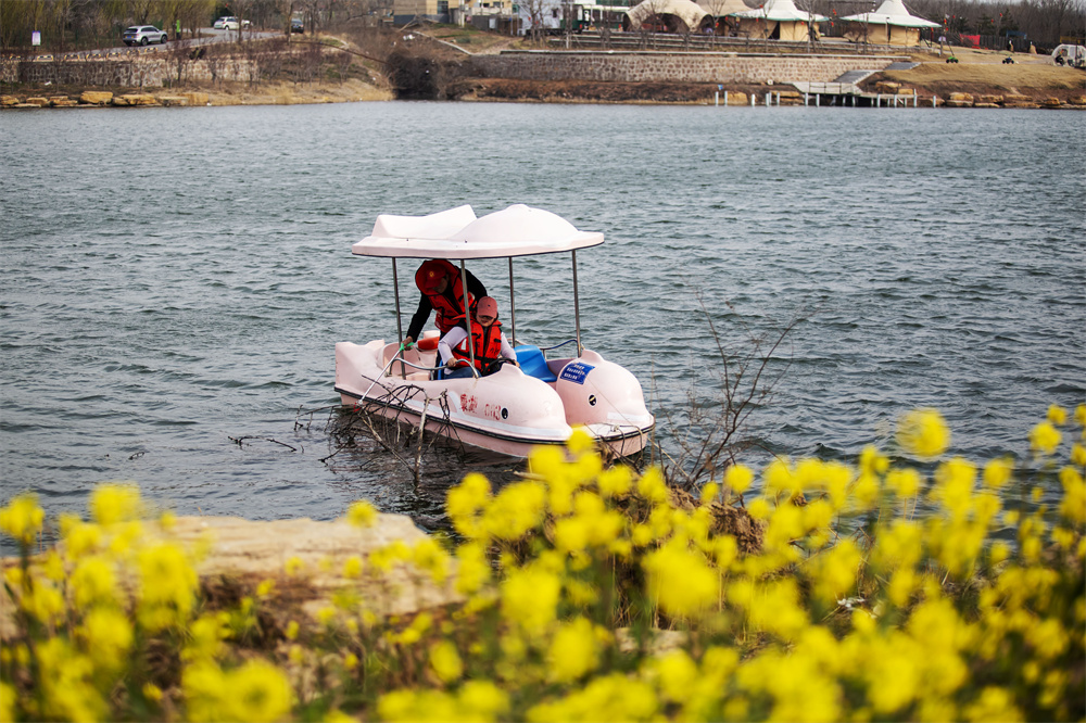 3月19日，河北省邯郸市复兴区康庄乡康湖风景区，当地组织巡河员和志愿者在水库开展垃圾清理及漂浮物打捞工作。聂长青摄