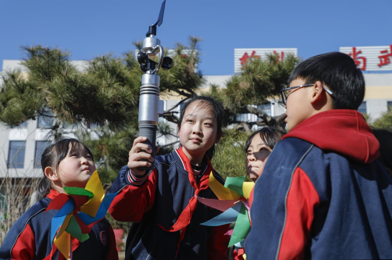 丰南区四神庄小学的学生正在观察手持气象仪器。陈军摄