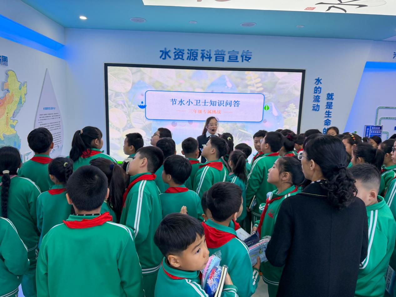 3月21日,易县第二小学学生在水利科普基地了解爱水、护水、节水相关知识。赵杰摄