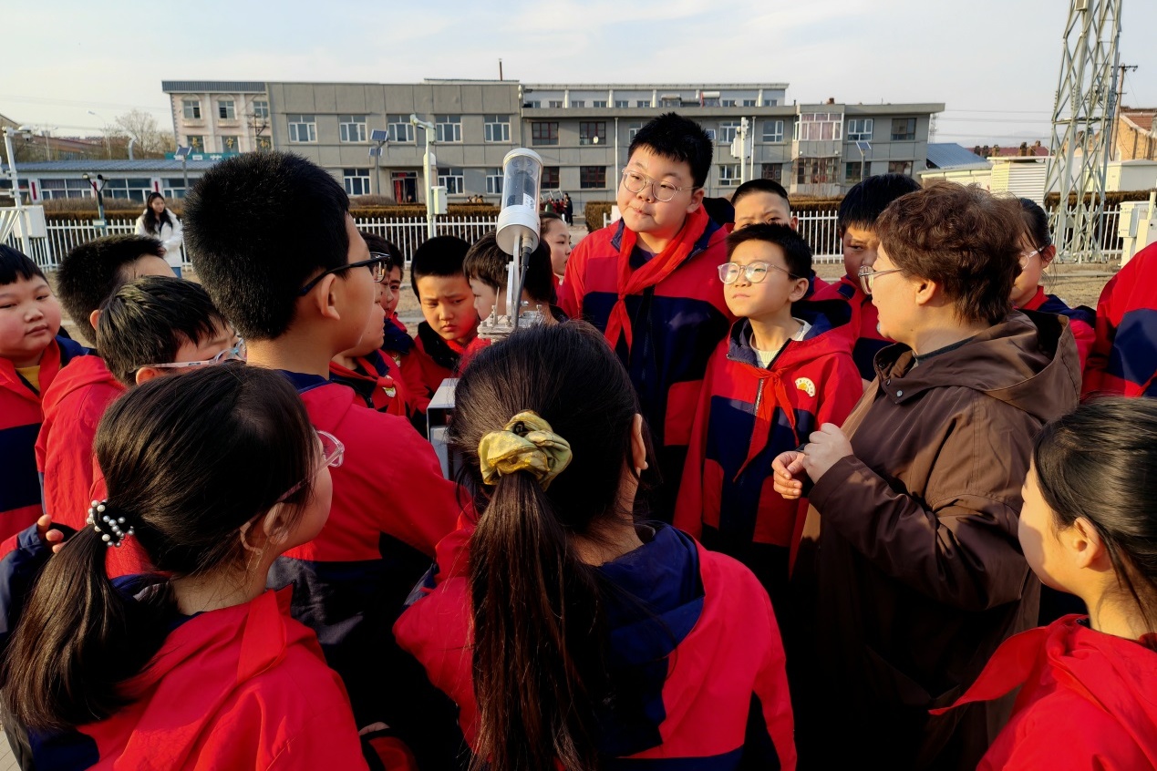学生们在气象观测站实地参观。席文慧摄