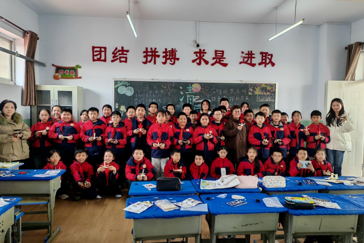 学生们展示制作的气象模型。席文慧摄