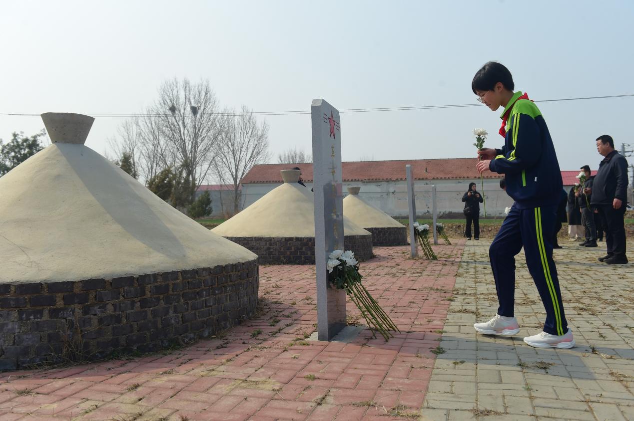 学生代表向烈士敬献鲜花。傅新春摄