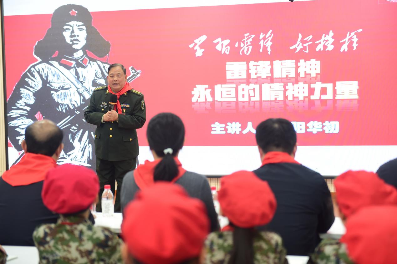 原沈阳军区雷锋连第十五任指导员欧阳华初在沧州市光明小学为师生讲述雷锋故事。傅新春摄